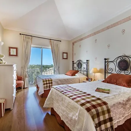 Sleeps 4 With Pool Air Con And Wifi *